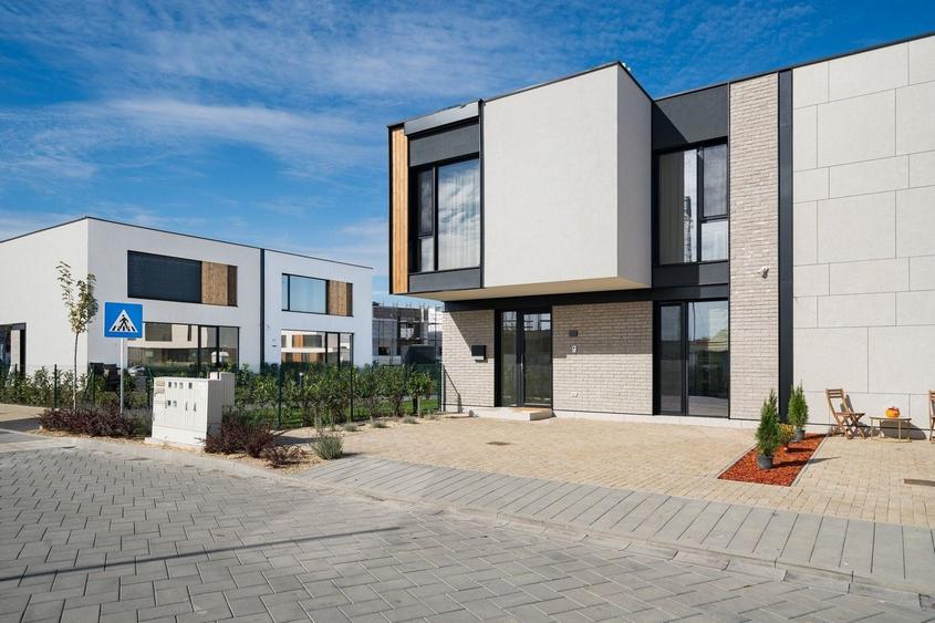 Duplex cu 4 camere cu Piscina în Tunari