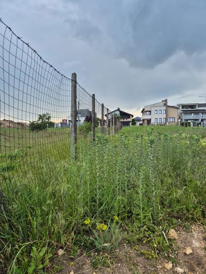 Teren Construcții intravilan de 333 mp, în Est