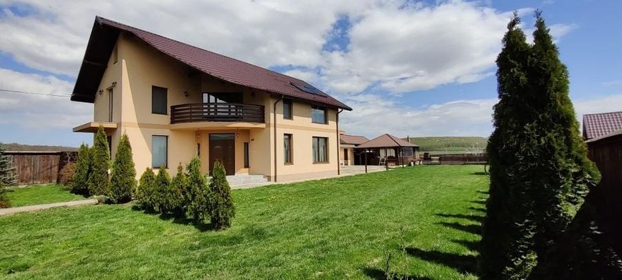 Casă cu 4 camere în Dragomirna