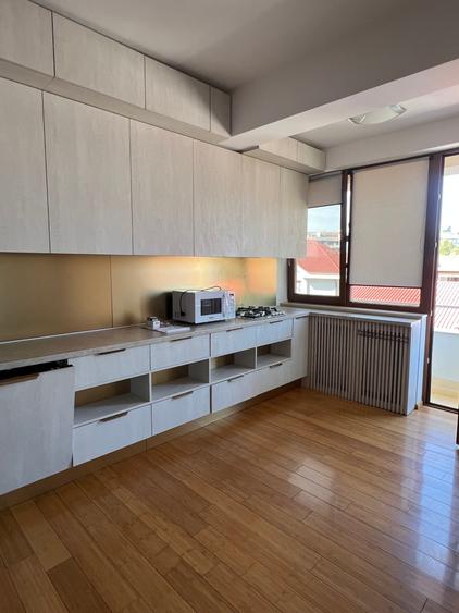 Apartament cu 3 camere semidecomandat în Herăstrău