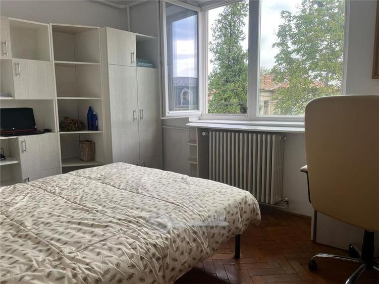 Casă cu 6 camere cu Teren 600 Mp în Sărărie