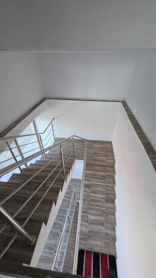 Casă cu 6 camere cu Garaj în DN 1