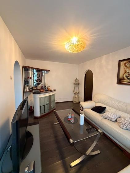 Apartament cu 3 camere semidecomandat în Obor