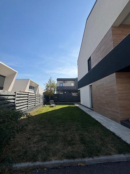 Duplex cu 7 camere cu Canalizare în Voluntari