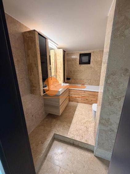 Apartament cu 4 camere semidecomandat în Crângași