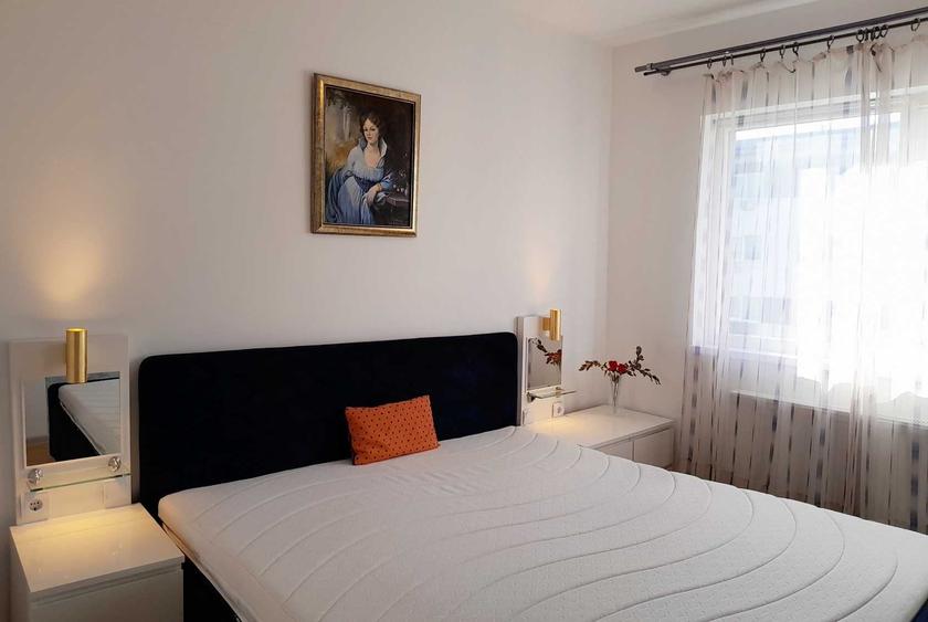 Apartament cu 3 camere decomandat în Roșu