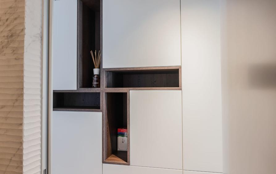Apartament cu 3 camere decomandat în P-ța Victoriei