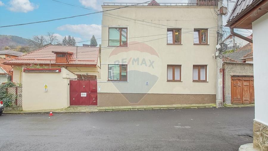 Casă individuală cu 7 camere cu Teren 142 Mp în Centrul Istoric