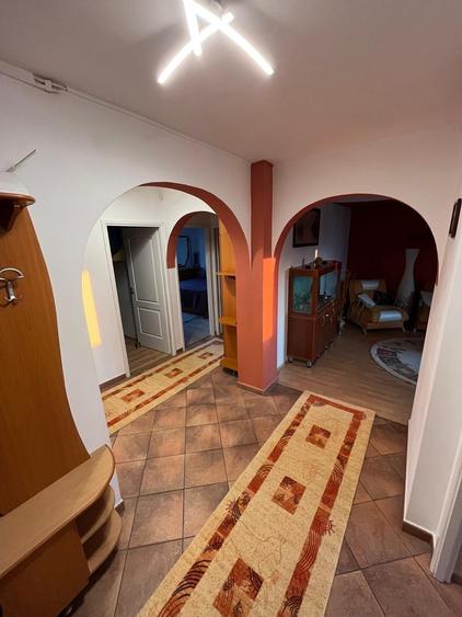 Apartament cu 3 camere decomandat în Hărmanului