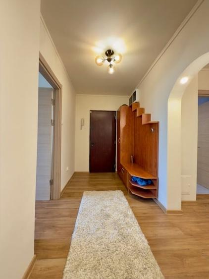Apartament cu 3 camere decomandat, mobilat în Vitan Mall