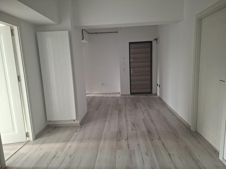 Apartament cu 3 camere decomandat în Exterior Vest