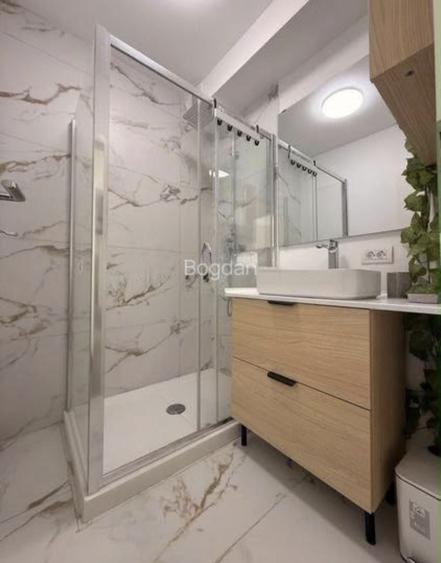Apartament cu 4 camere semidecomandat în Central