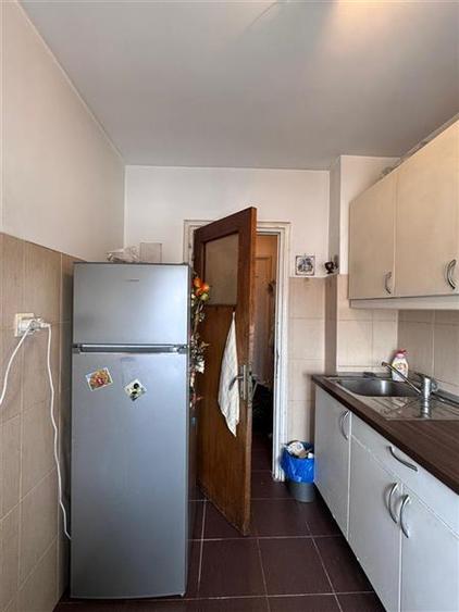 Apartament cu 3 camere semidecomandat în Obor