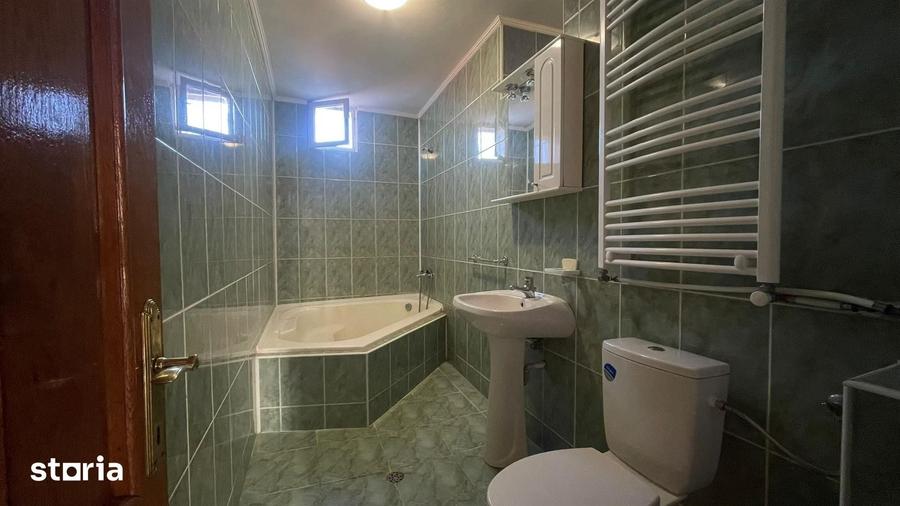 Casă cu 8 camere cu Teren 370 Mp în Central