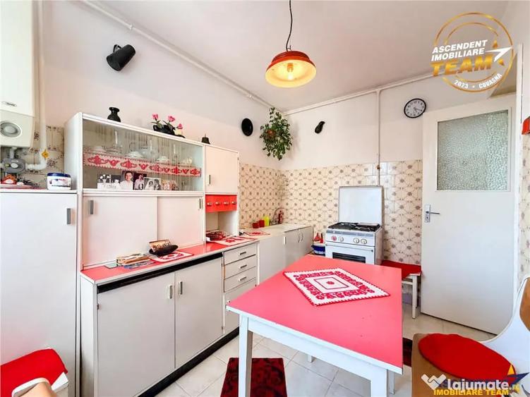 Apartament cu 3 camere decomandat în Central