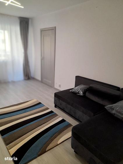 Apartament cu 3 camere semidecomandat în Tineretului