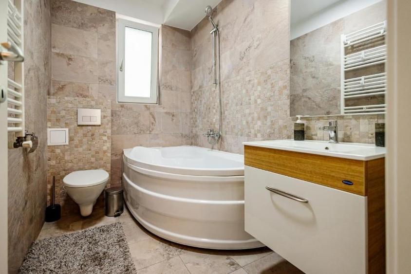 Apartament cu 3 camere decomandat, mobilat în Mamaia-Sat