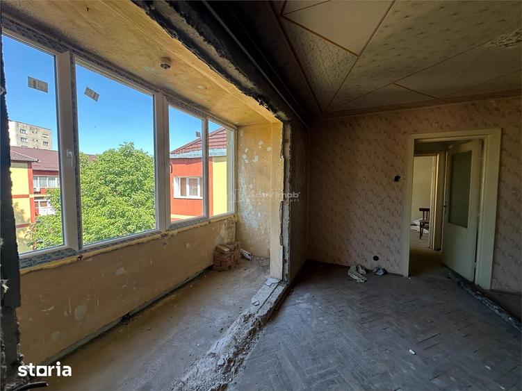 Apartament cu 3 camere semidecomandat în Central