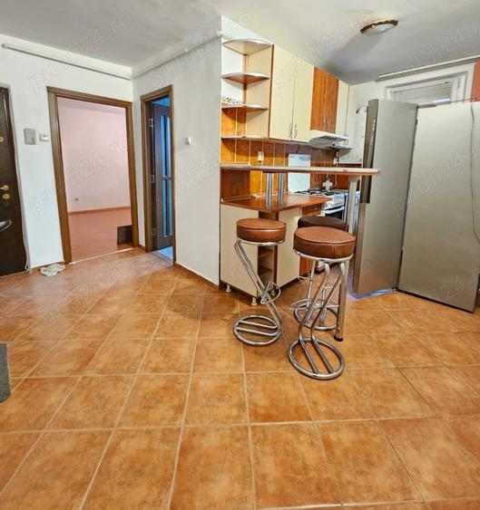 Apartament cu 2 camere decomandat în Roman