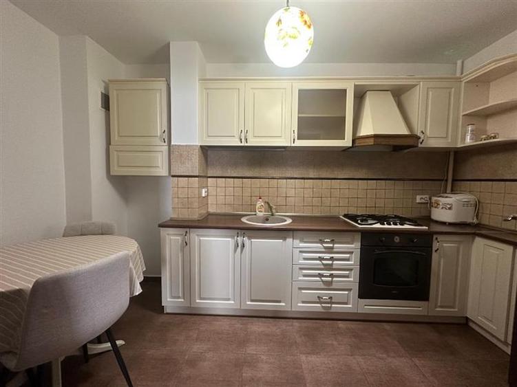 Apartament cu 3 camere decomandat în Tei