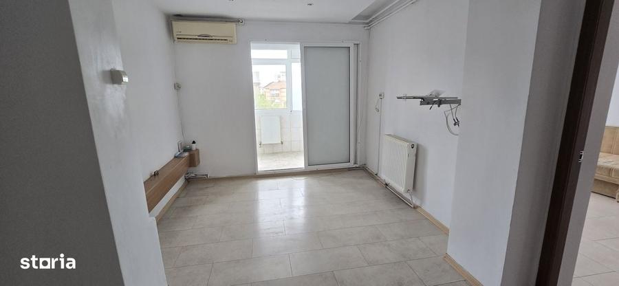 Apartament cu 3 camere în Micro 6