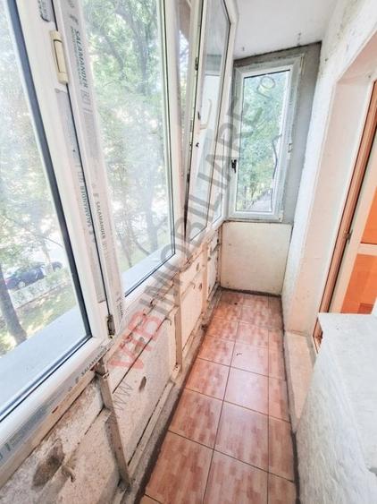 Apartament cu 4 camere semidecomandat, mobilat în Văcăresti