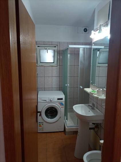 Apartament cu 5 camere decomandat în Universitate
