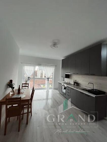 Apartament cu 3 camere semidecomandat, mobilat în Semicentral