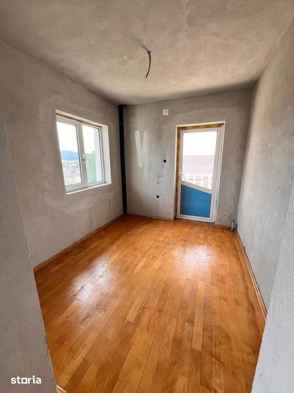 Casă cu 6 camere cu Teren 732 Mp în Central