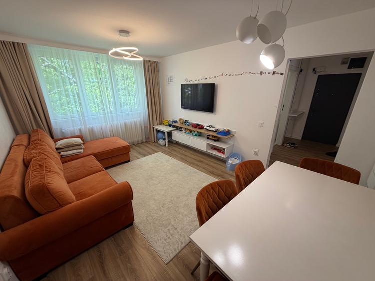 Apartament cu 3 camere decomandat, mobilat în Titan — fotografia 1
