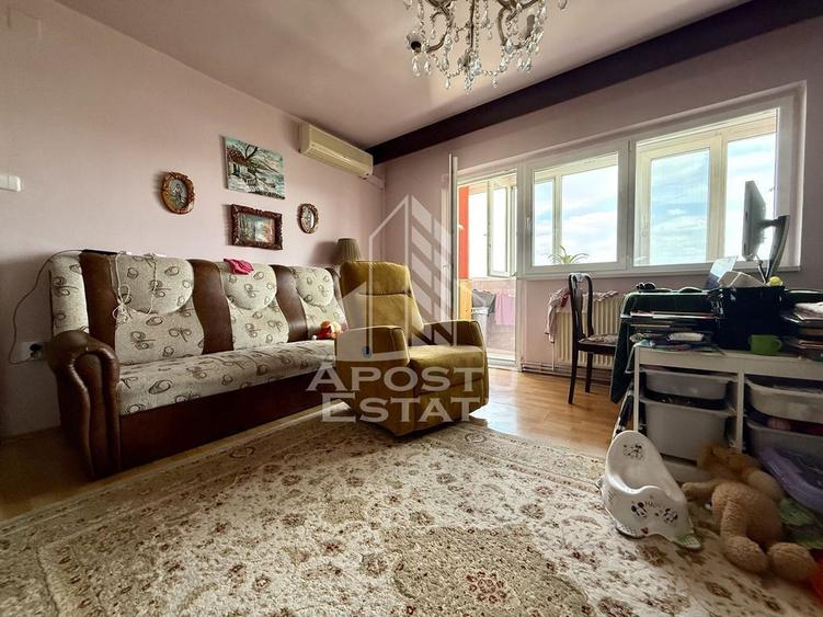 Apartament cu 3 camere semidecomandat, mobilat în Dâmbovița