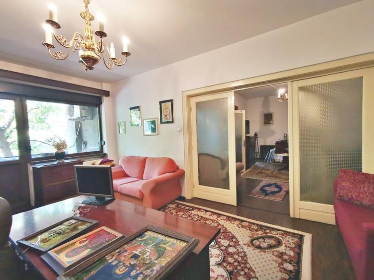 Apartament cu 4 camere semidecomandat în P-ța Rosetti
