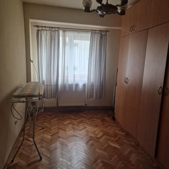 Apartament cu 4 camere decomandat în Soarelui