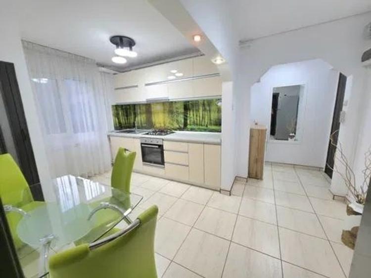 Apartament cu 3 camere semidecomandat, mobilat în Gorjului