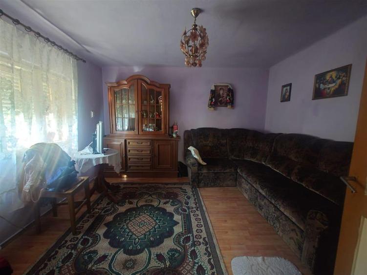 Casă individuală cu 5 camere cu Canalizare în Crișcior