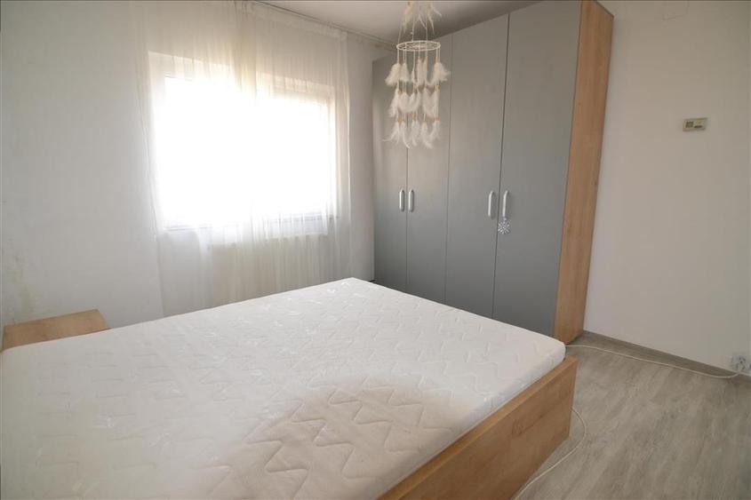 Apartament cu 3 camere decomandat în Vlahuță