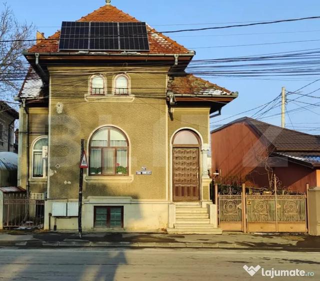 Apartament cu 4 camere semidecomandat în Cetate