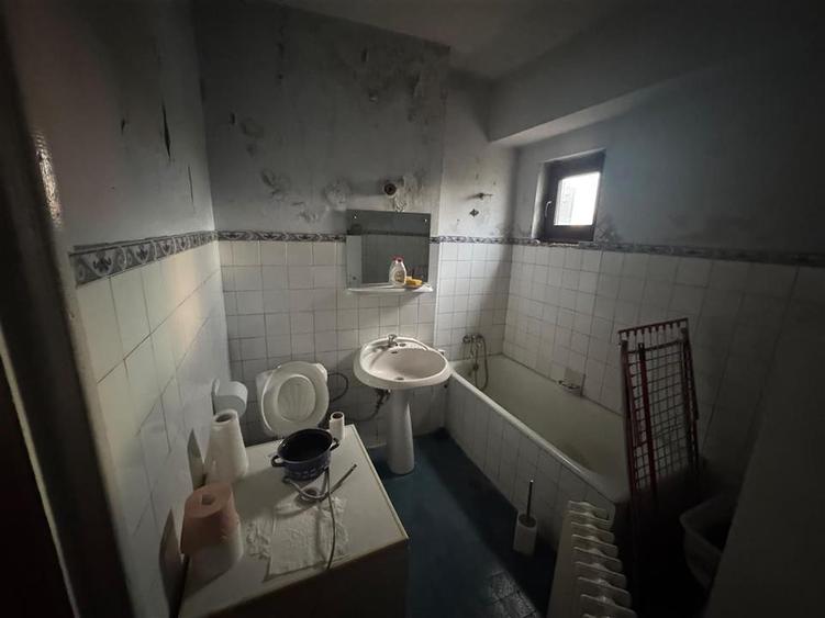 Apartament cu 4 camere decomandat în Armeneasca
