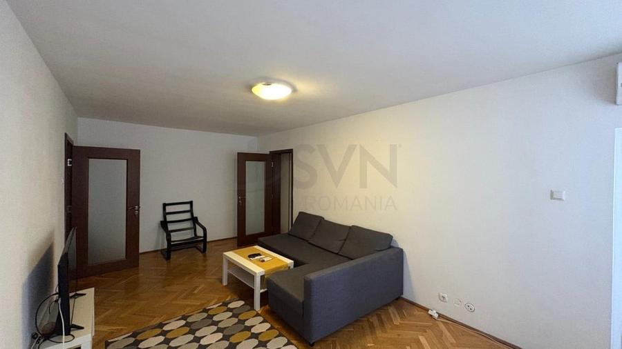 Apartament cu 3 camere semidecomandat, mobilat în P-ța Victoriei