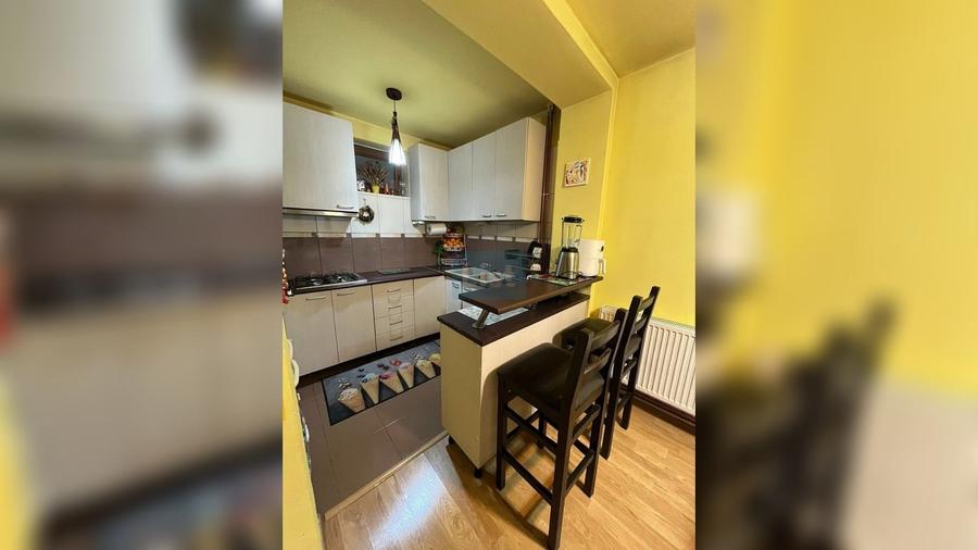 Casă cu 8 camere cu Teren 166 Mp în P-ța Mihai Viteazu
