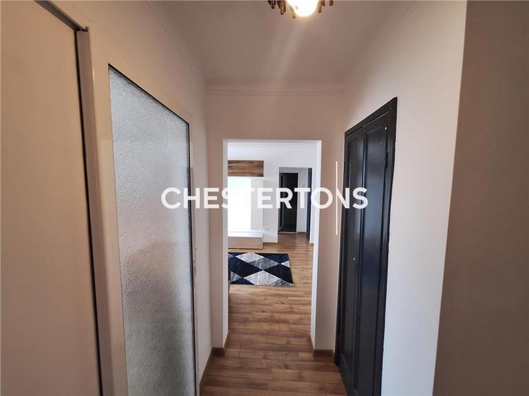 Apartament cu 3 camere semidecomandat în Independenței