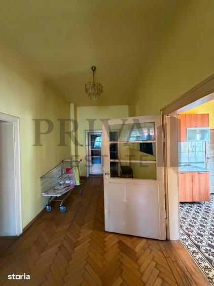 Casă cu 8 camere cu Teren 908 Mp în Steaua