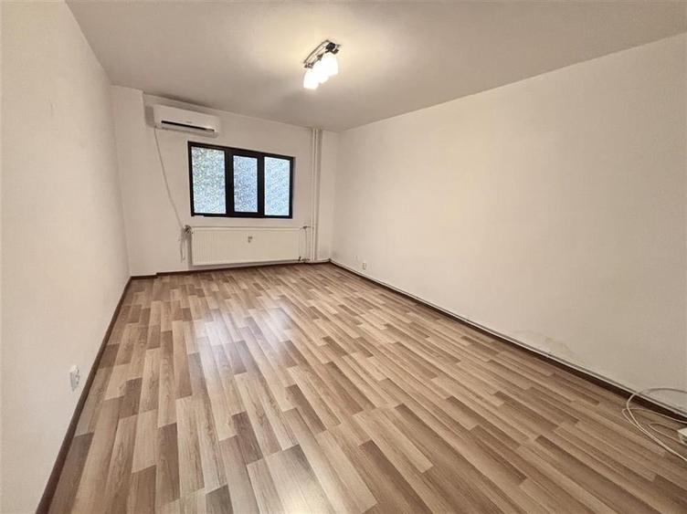 Garsonieră decomandată, mobilată în Central