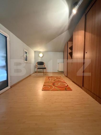 Apartament cu 3 camere semidecomandat, mobilat în Central