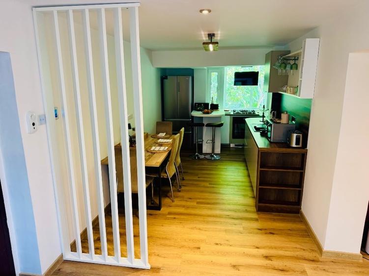Apartament cu 3 camere decomandat, mobilat în Rovine