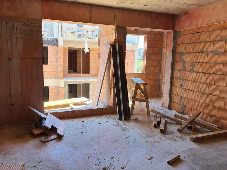 Apartament cu 3 camere decomandat în Titan