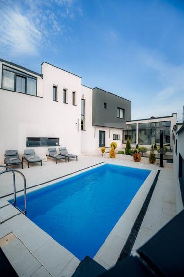 Casă individuală cu 10 camere cu Piscina în Sântana de Mureș