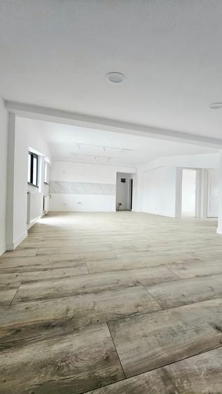 Apartament cu 3 camere semidecomandat în Matei Voievod