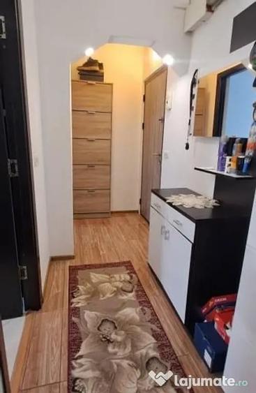 Apartament cu 3 camere semidecomandat în Tătărași