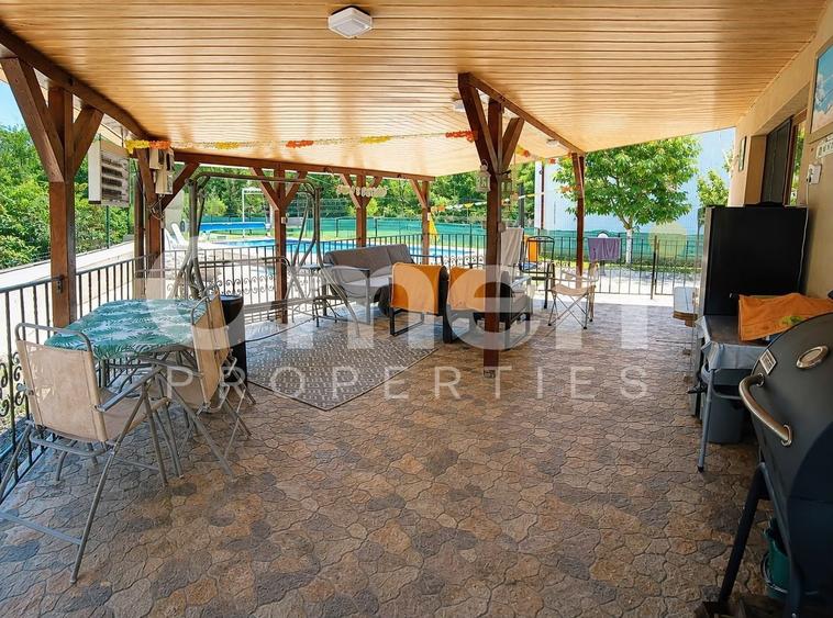 Casă cu 7 camere cu Piscina în Valea Borcutului